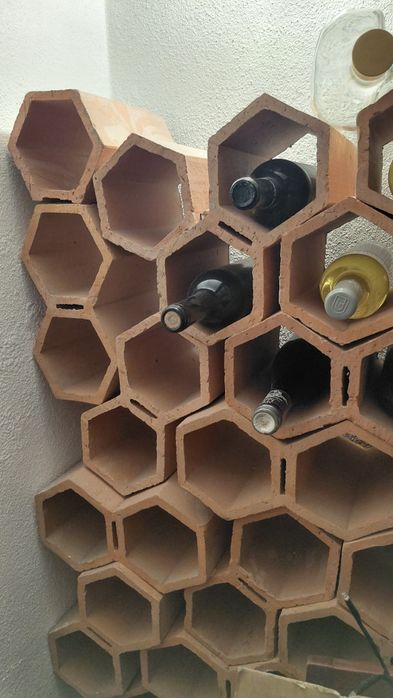 Garrafeira em  tijolo até  110 garrafas  (oferta  quem vier buscar Est