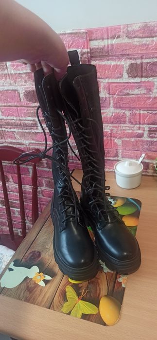 Wysokie buty wkładane.