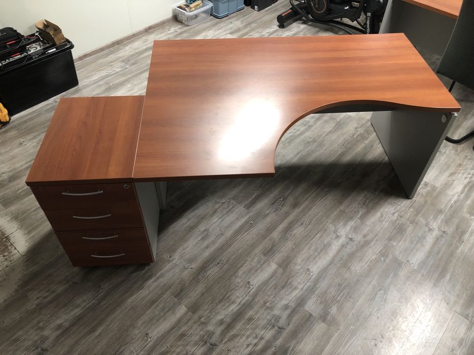 Meble biurowe biurko stól krzesla szafka