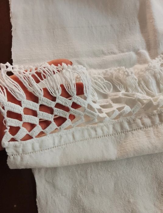 Toalha ou centro de mesa de linho caseiro com renda invulgar