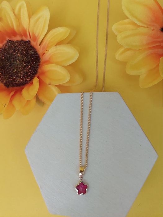 Colar mini treve Rubi com pedra zirconia folheado a ouro.