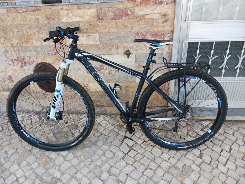 Bicicleta Cube LTD 29, suspensão dianteira FOX