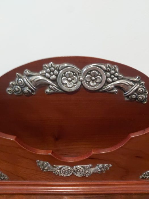 Suporte de ourivesaria em madeira e prata