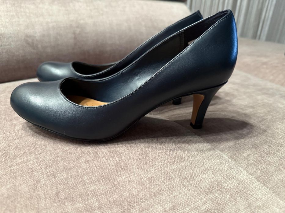 Czółenka Clarks skórzane granatowe nowe 39