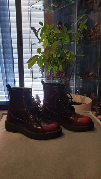 Botas cor de vinho em bom estado