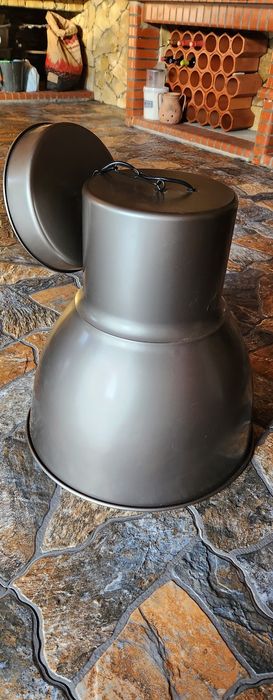 Candeeiro de sala grande e moderno.