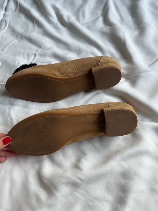 Bailarinas camel Eureka com flor preta e dourada