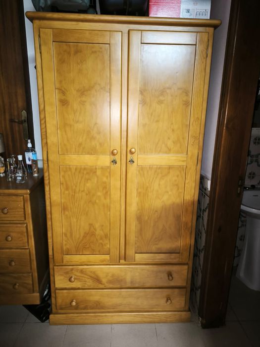 Armário de roupas com 2 gavetas em cerejeira