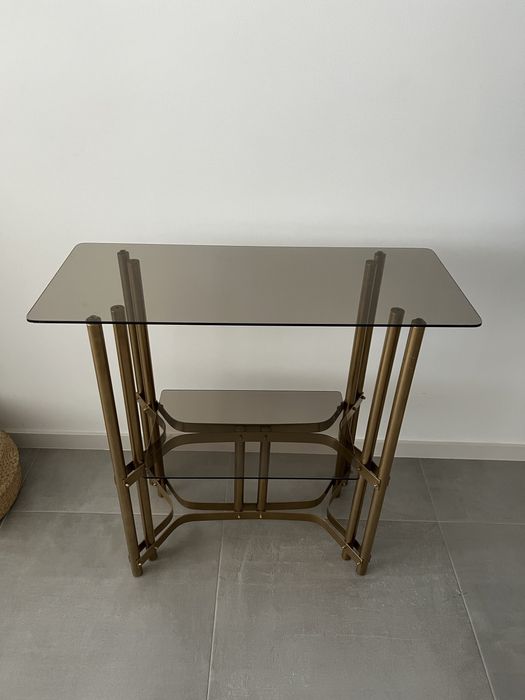 Mesa de vidro com pé dourado