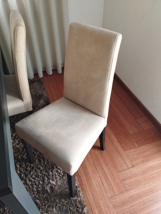 Mesa extensível, 4 cadeiras e carpete