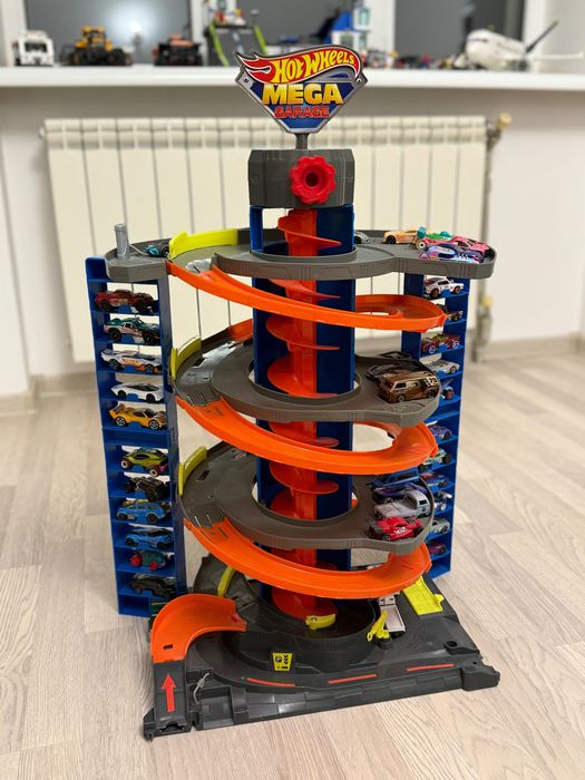 Трек Hot Wheels Mega Garage