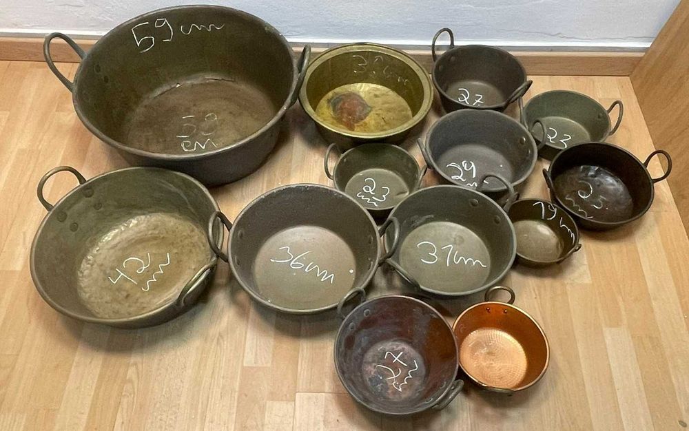 treze tachos em cobre antigoss o maior está furado,