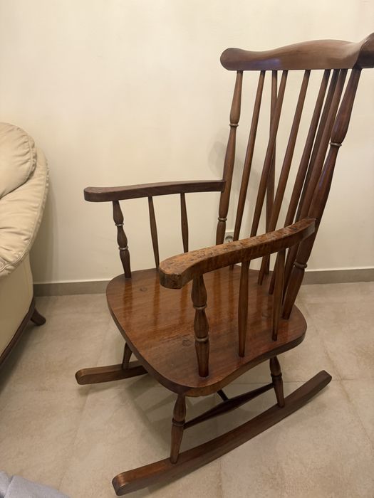Cadeira de balouço muito antiga e em muito bom estado. Não precisa de restauro.