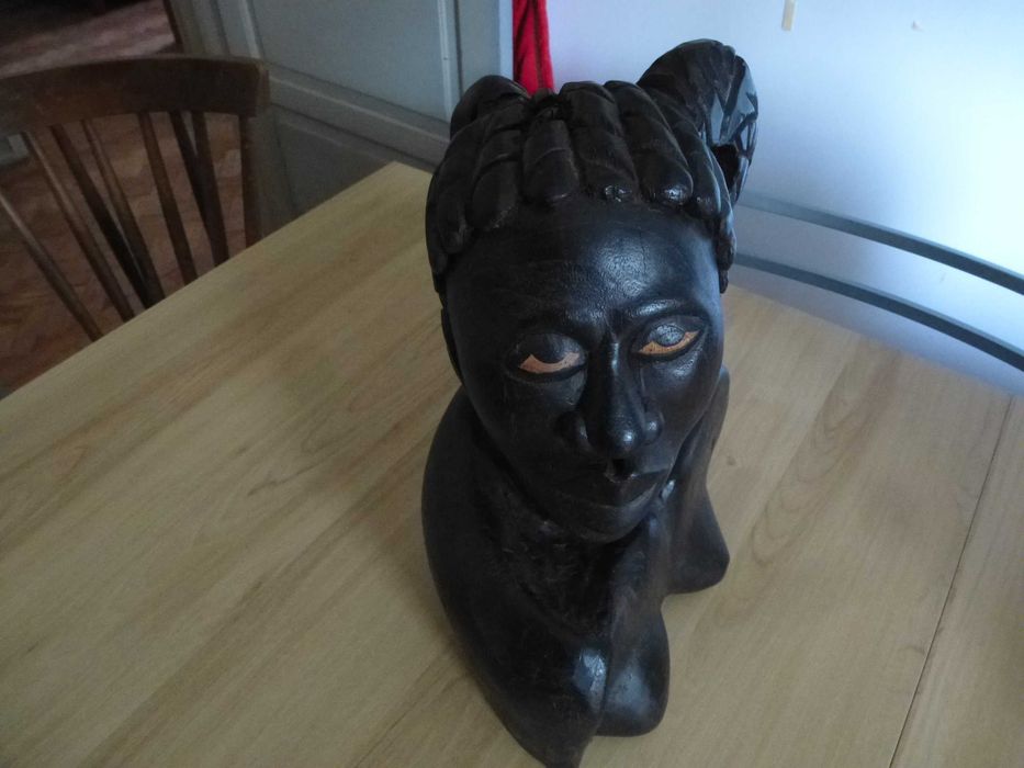 Busto de mulher Africana em Pau Preto