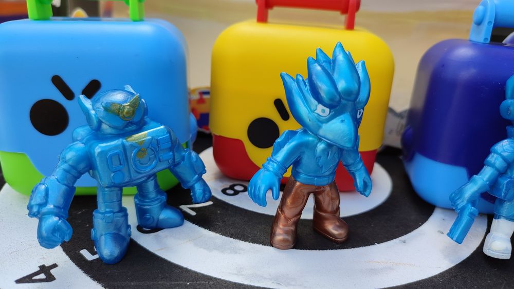 Фігурки героїв.в контейнерах