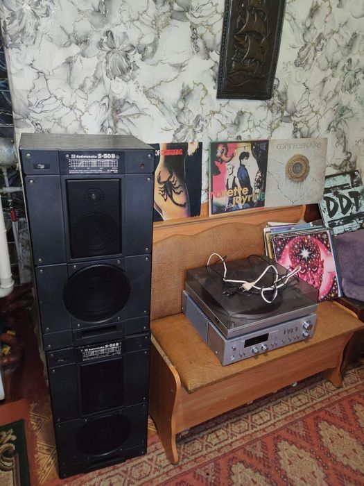 Ретро програвач платівок TESLA