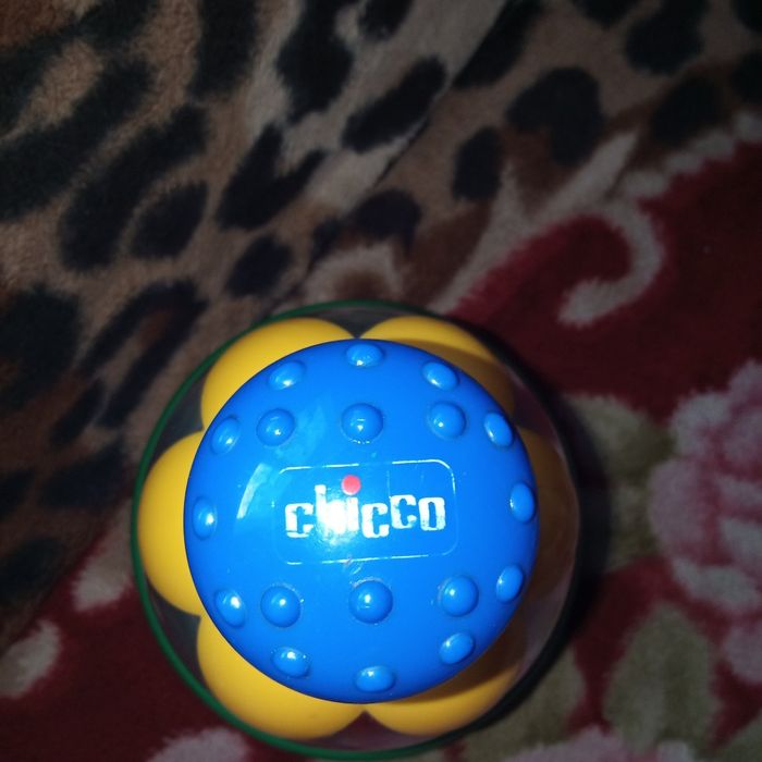 Розвиваюча іграшка дзиґа «Веселка» від бренду Chicco.