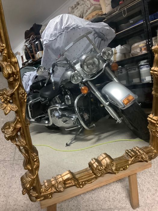 Espelho com frame trabalhado em gold