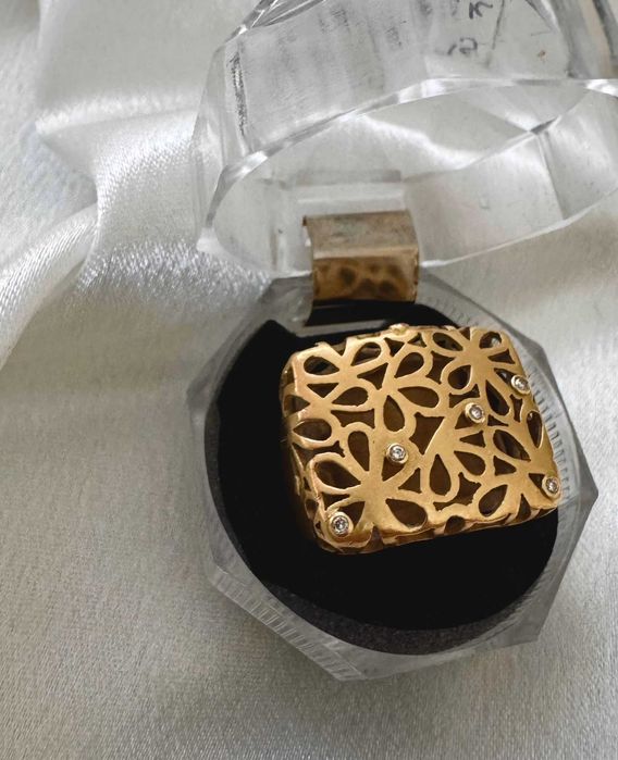 Anel com flores em Ouro 19.2k e Diamantes