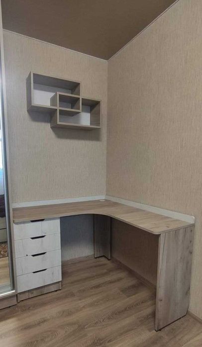 Угловий стіл із тумбою