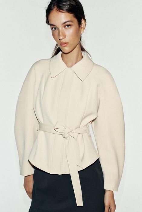 Бежевая куртка Zara с ремнем