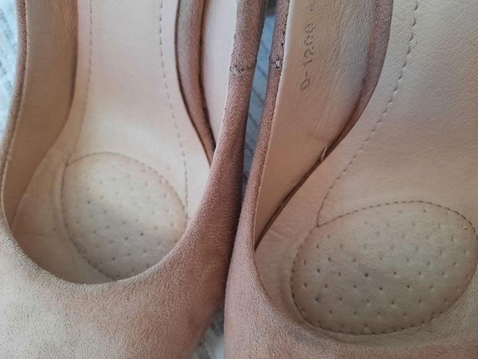 Beżowe czółenka Ideal Shoes na słupku