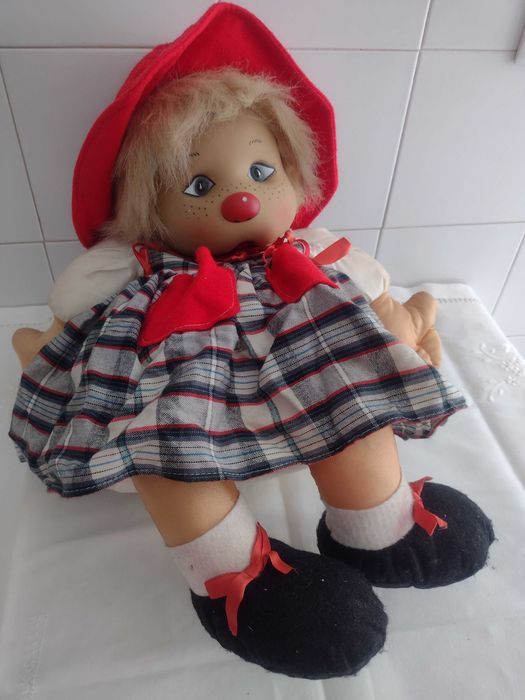Boneca muito patusca com chapéu vermelho