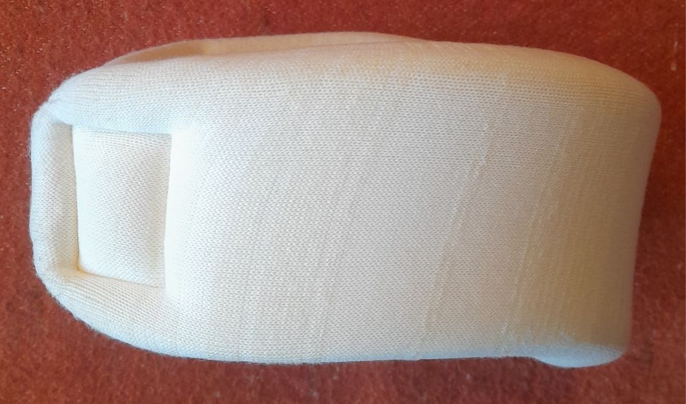 Kołnierz ortopedyczny miękki biały typu Schantza wysokość 10 cm.