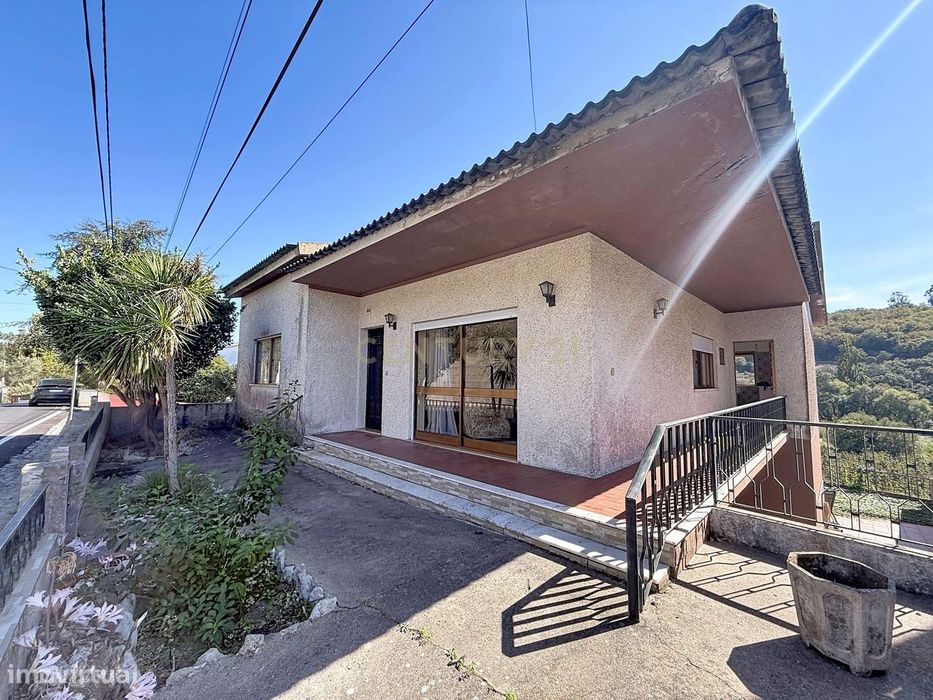 Moradia Espaçosa com 5 Quartos, Garagem Dupla e Vistas Deslumbrantes s