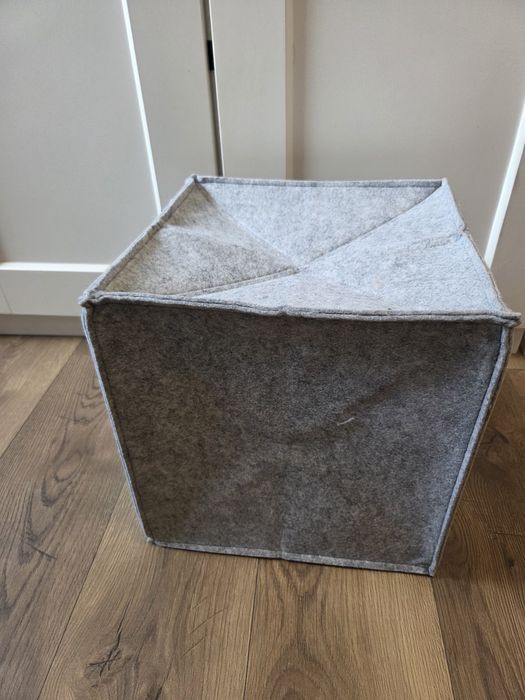 Filcowa budka dla kota do regału