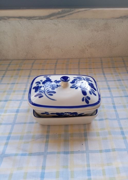 Manteigueira em porcelana