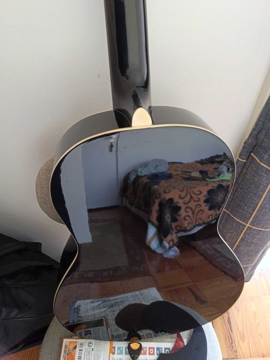 Violão com todos esses acessorios