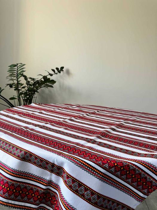 Вишита скатертина до святкового столу