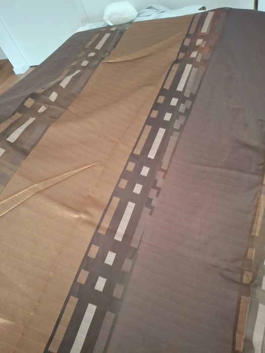 Um cortinado elegante com argolas em excelente estado