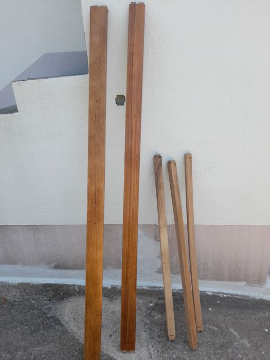 Cama de corpo e meio em madeira maciça.