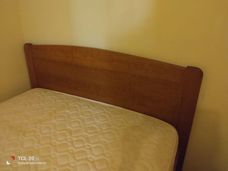 Cama de Casal de Madeira com Colchão - Ótimo Estado!