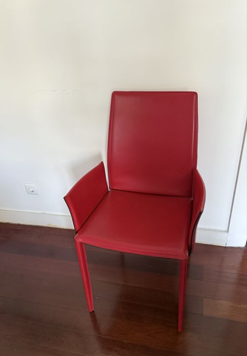 Conjunto de seis cadeiras em pele vermelhas