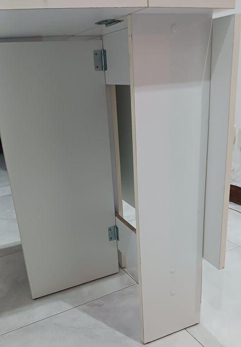 Mesa branca dobrável em 3