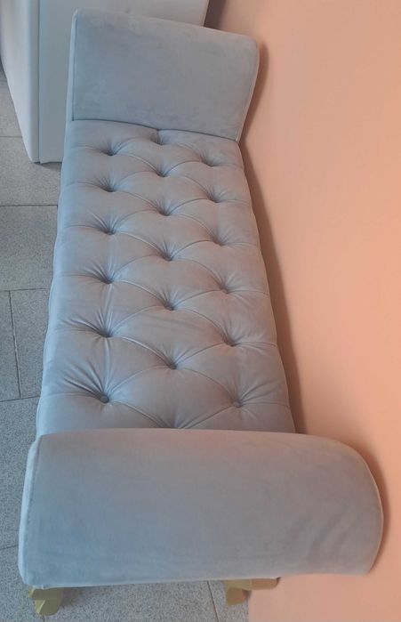 Sofá todo estofado em cinza claro