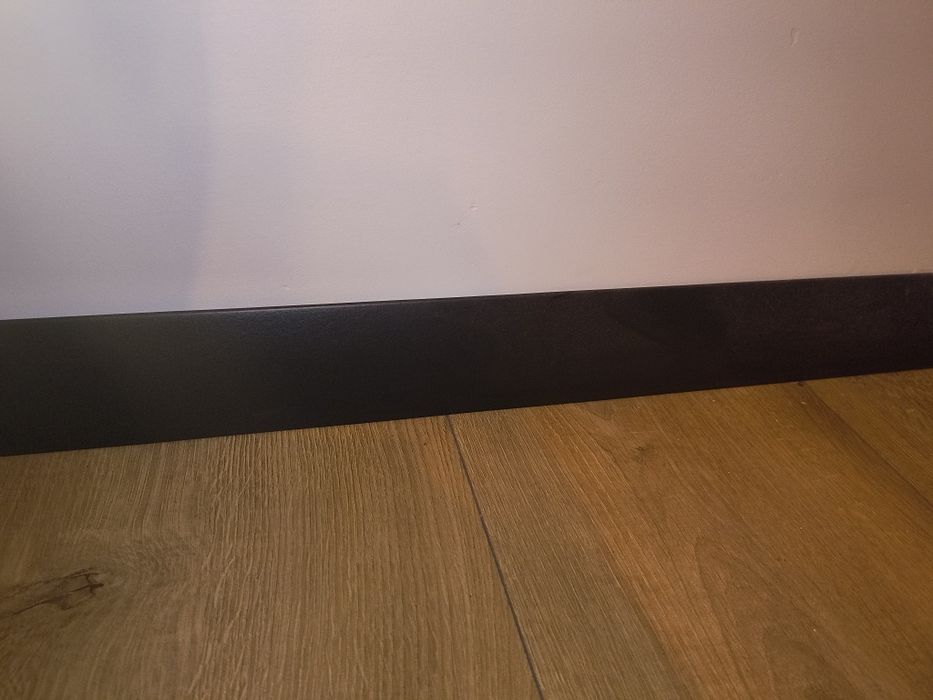 Listwy przypodłogowe czarne