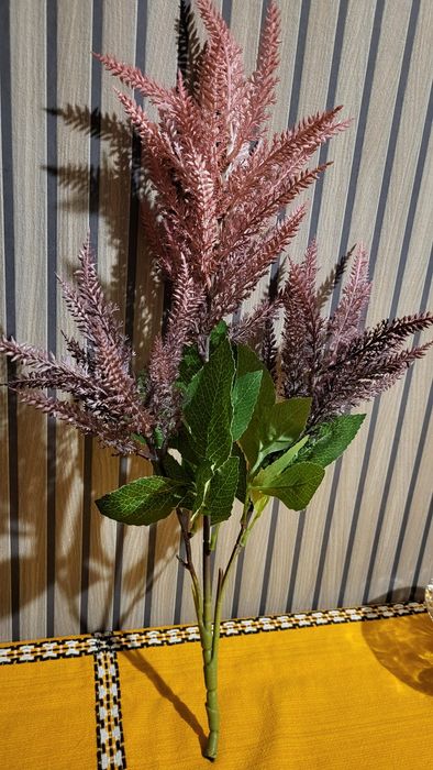 Sztuczna gałązka wrzosu.