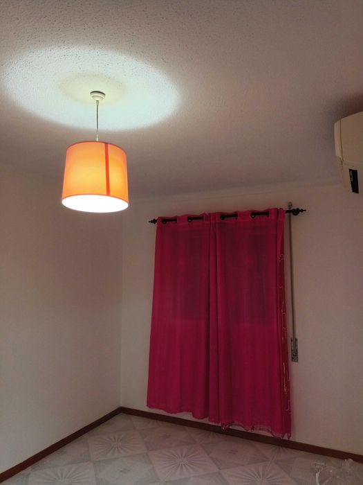 Casa para alugar com três quartos e cozinha equipada e sala mobilada.