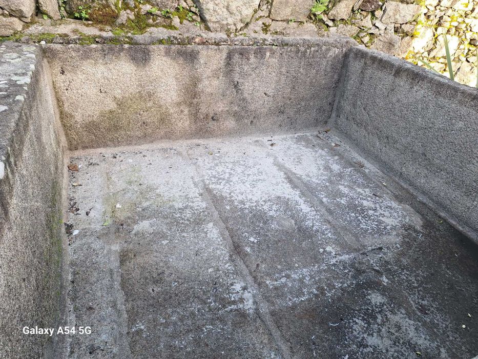 Tanque de pedra antigo de 1908