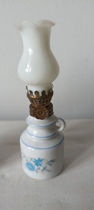 Bibelots vários antigos e chavenas de café antigas