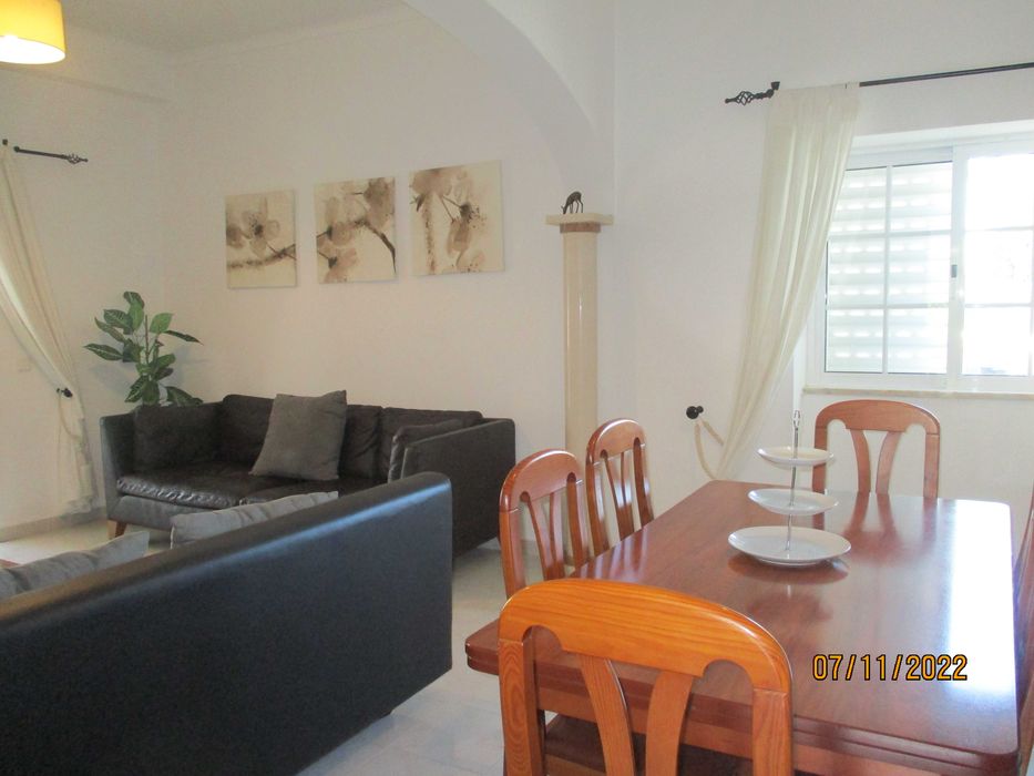 Casa c/barbecue ar condicionado a  250 metros da praia da Galé.