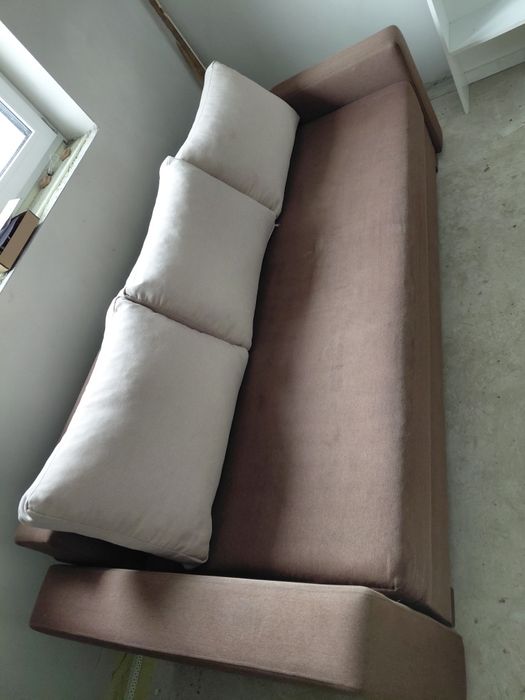 Kanapa brązowa z poduszkami, łóżko, sofa, transport.