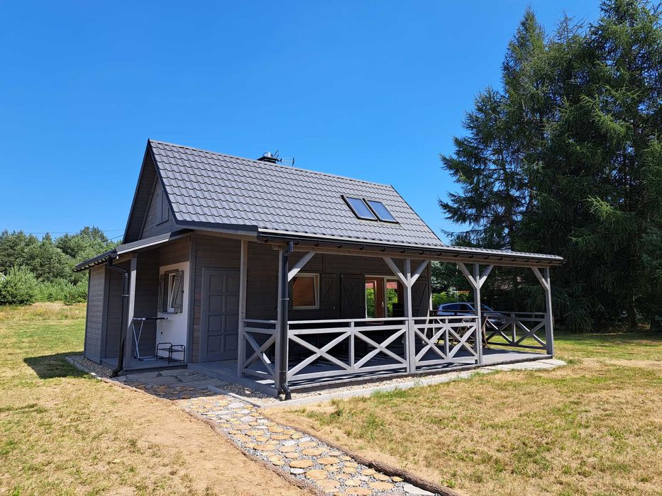 Domek nad jeziorem z linią brzegową i pomostem. Puszcza Barlinecka.