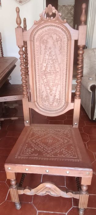 Mesa em madeira com 8 cadeiras