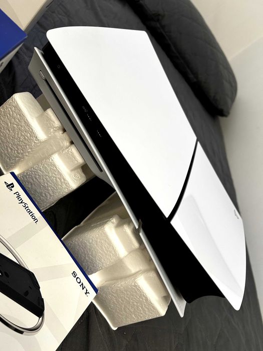 PLAYSTATION 5 1T - Raríssimas vezes usado com 2 controles + base para deixar de pé
