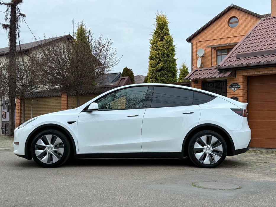 Продаю Tesla model Y